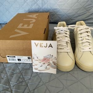 Brand new Veja Esplar Leather tennis shoes.